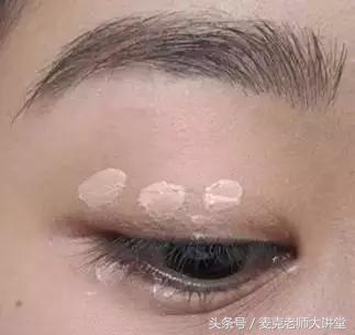 大直径美瞳怎么画眼妆,如何画戴美瞳的眼妆教程