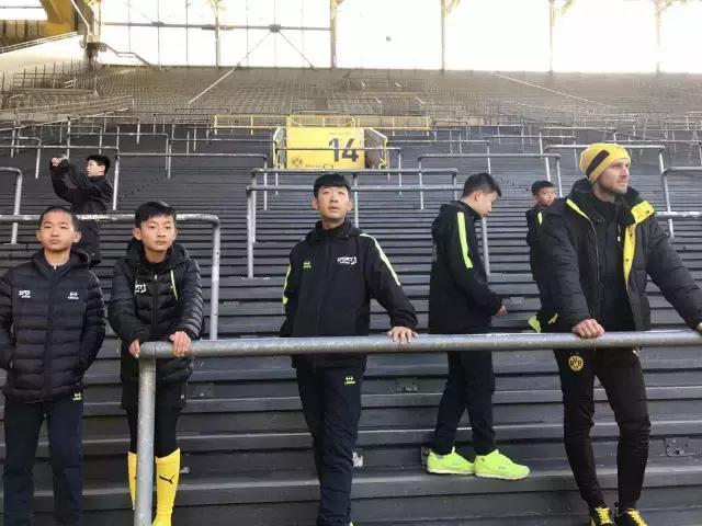 瓒崇悆灏忓皢浠殑鏄ュぉ,缁胯尩鍦虹殑瓒崇悆灏忓皢