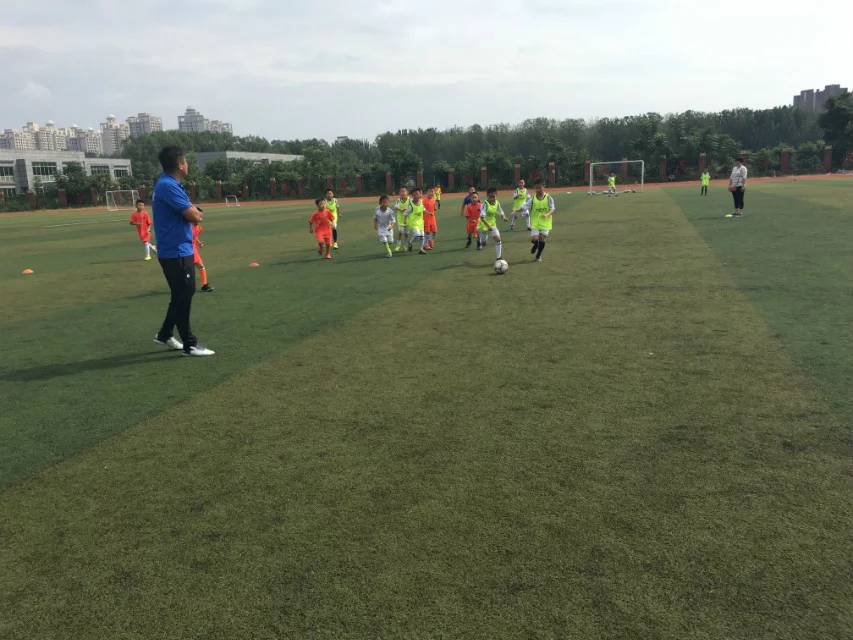 足球点燃全场的瞬间,点燃足球激情