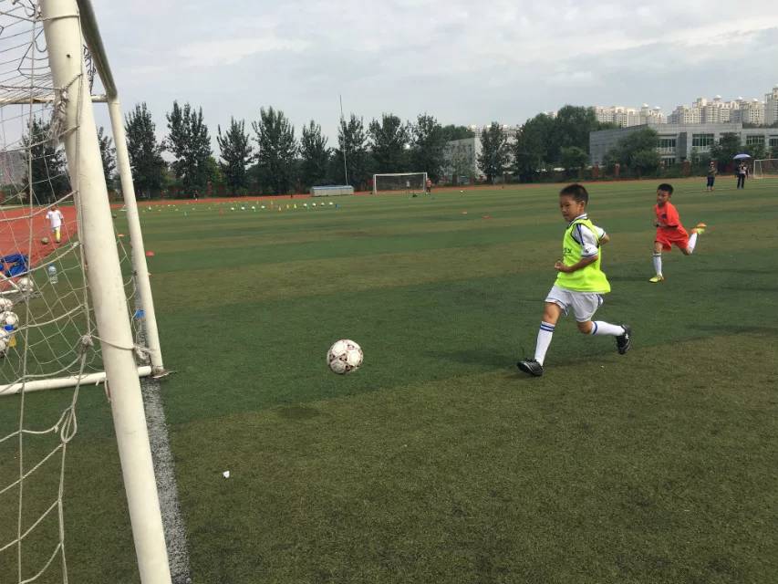 足球点燃全场的瞬间,点燃足球激情