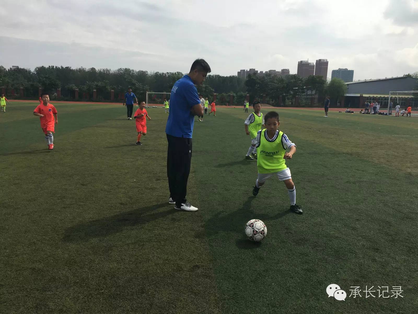 足球点燃全场的瞬间,点燃足球激情