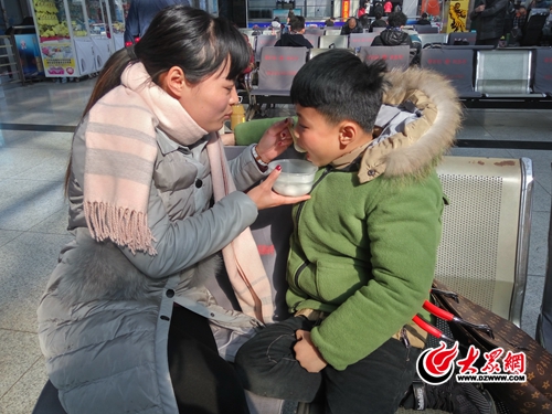 欢乐元宵在旅途临沂客运总站为旅客送汤圆