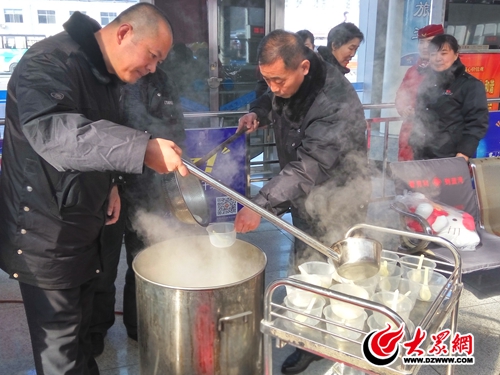 欢乐元宵在旅途临沂客运总站为旅客送汤圆