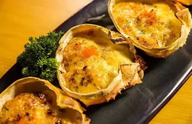 听着海浪声用餐,听着海浪吹着海风吃饭