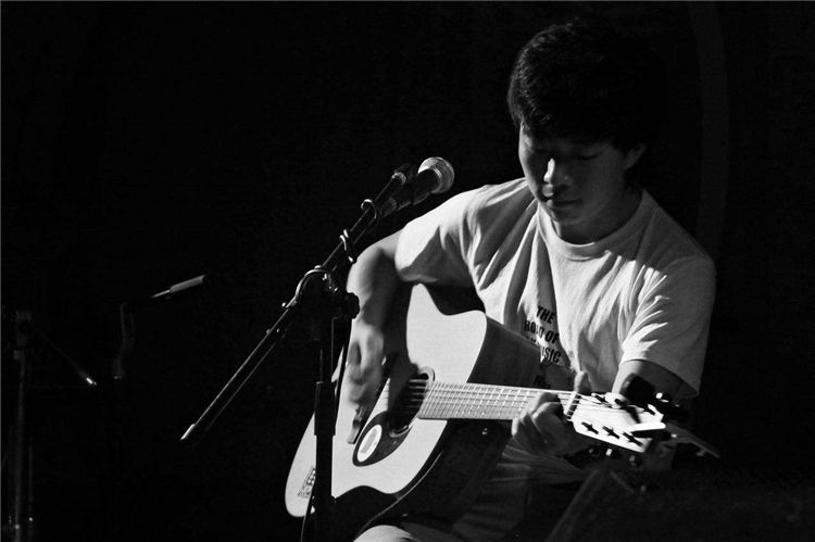 小酒馆不是到此一游的4A景区,回归音乐才是对《成都》最大尊重