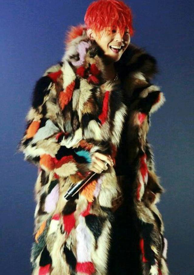 权志龙穿黑貂视频,权志龙穿黑貂演唱会