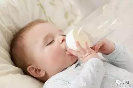 满月宝宝总是干呕怎么回事,宝宝最近吃东西总是干呕