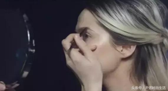 她妆前满脸暗疮,妆后美若天仙