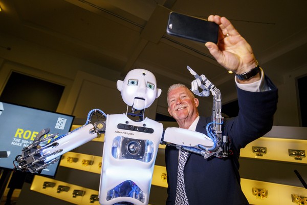 史上最逼真美丽的机器人,人体机器人进化史