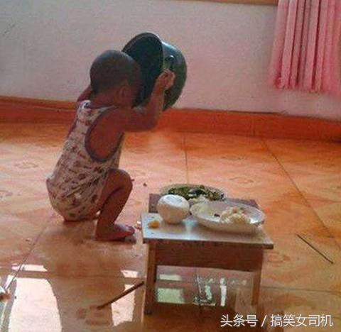 女生的嘴是撅着的,姑娘的嘴