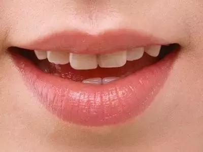 嘴唇干燥可以舔吗？为什么？