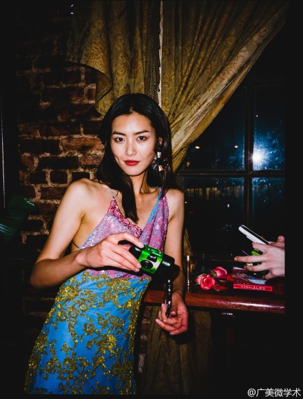 刘雯着绿色露腰上衣大秀好身材,刘雯保暖内衣走秀