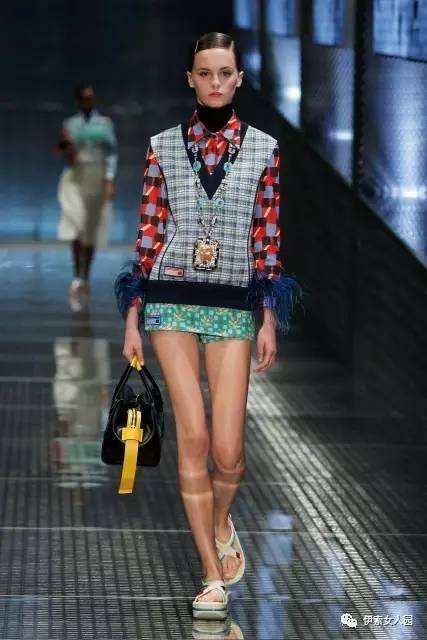 普拉达prada时装秀采访,2019普拉达prada秋冬时装周