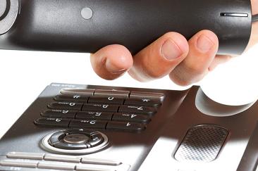 钥匙锁车里千万别砸玻璃,钥匙锁车里怎么不砸玻璃