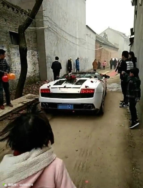 村里有人结婚给多少钱,村里两个人一起结婚