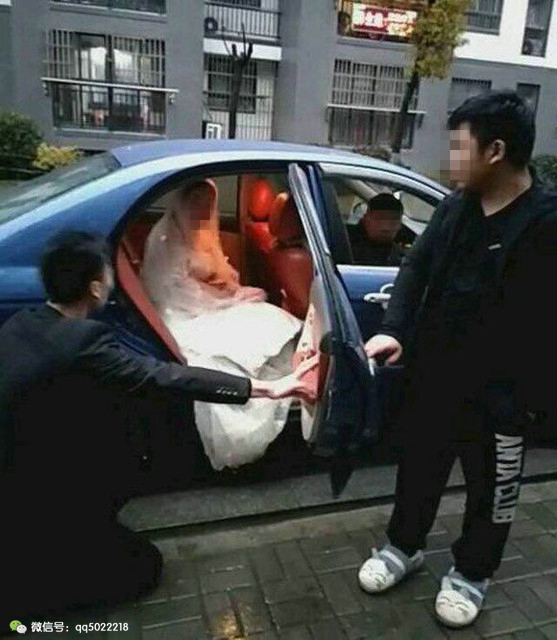 村里有人结婚给多少钱,村里两个人一起结婚