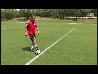 足球脚弓内侧传球优质课,足球入门基本功左右脚传球
