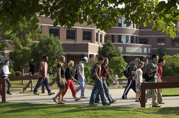 中国读大学VS美国读大学从这八大特写看出中美差距到底有多大