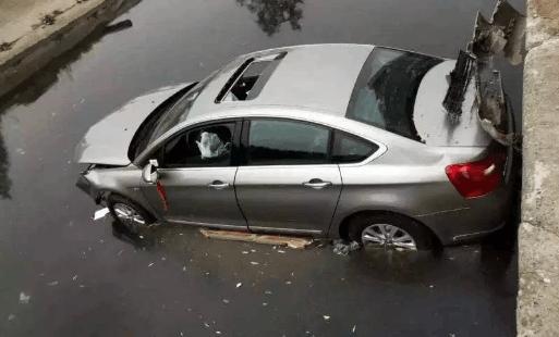 车掉水里如何自救视频,车掉水里自救最佳时间