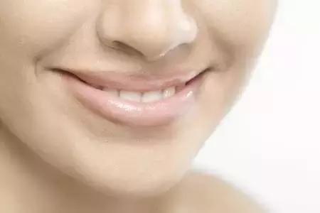 嘴唇干燥可以舔吗？为什么？