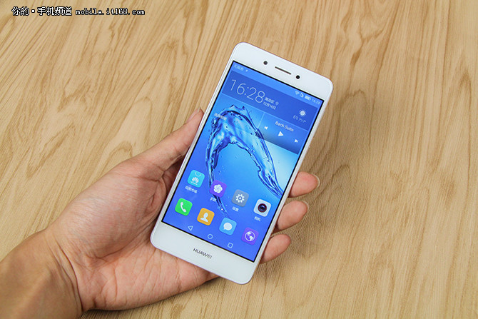 华为三款公认最好的荣耀手机排行,1500左右华为手机和荣耀手机推荐