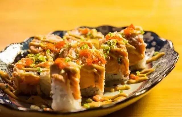 听着海浪声用餐,听着海浪吹着海风吃饭