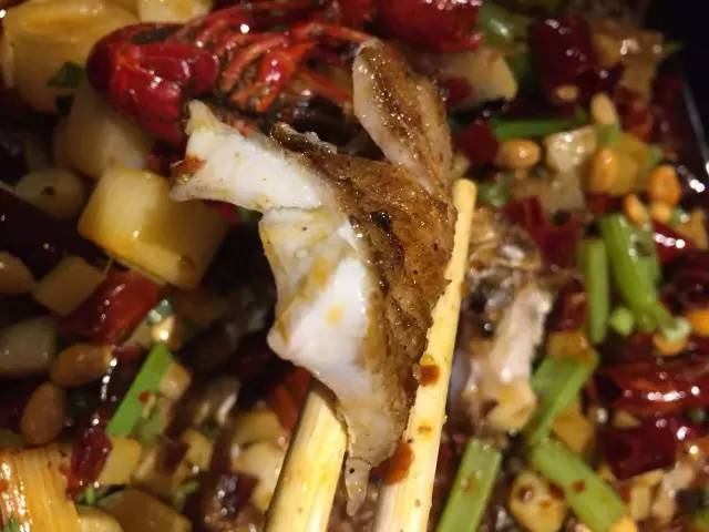 听着海浪声用餐,听着海浪吹着海风吃饭