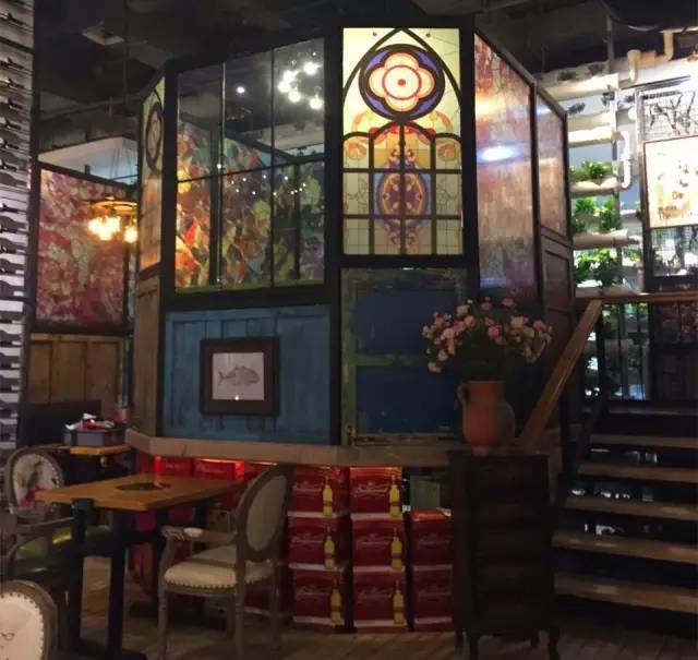 听着海浪声用餐,听着海浪吹着海风吃饭