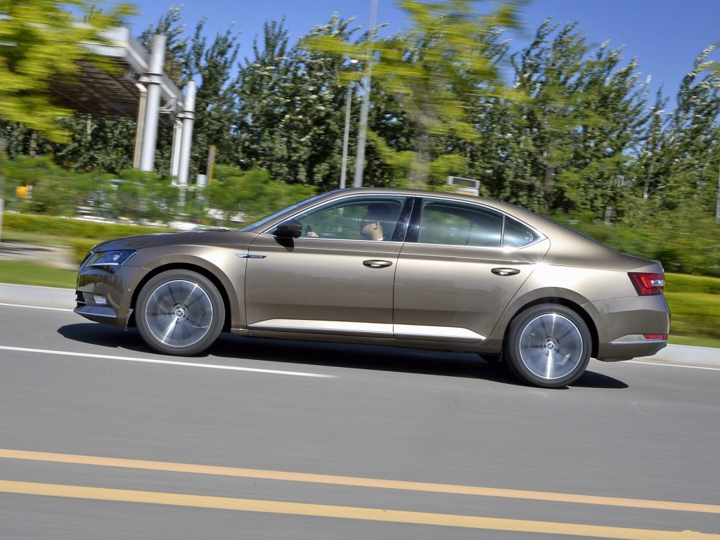 女性新手建议买小轿车还是suv,新手第一辆车适合买轿车还是suv