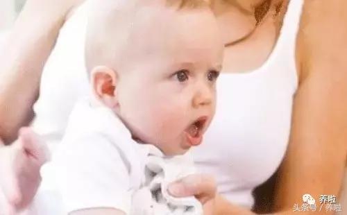 满月宝宝总是干呕怎么回事,宝宝最近吃东西总是干呕