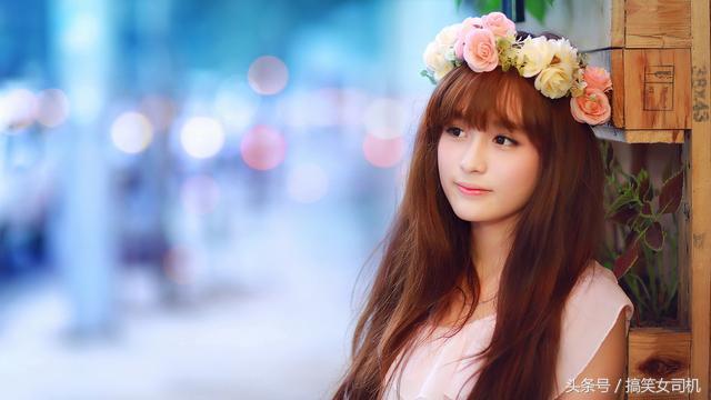 女生的嘴是撅着的,姑娘的嘴