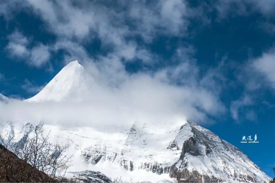 比拉萨还高一千多米的亚丁，该如何面对高反，吃红景天吗？