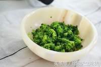 西兰花藜麦饭团,橄榄油西兰花汁