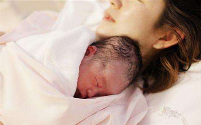 产后才是女人最难熬的时间,坐月子宝妈经历两次鬼门关