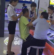 枪支后坐力搞笑视频,枪后坐力搞笑