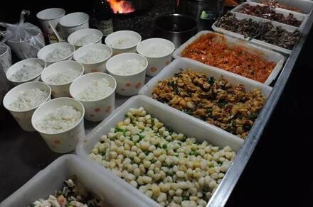 摆摊卖炒饭一年能赚100万吗,江苏卖炒饭的小伙