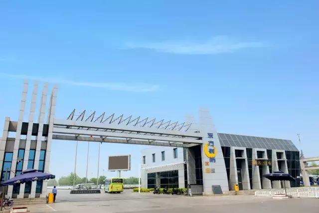 为人父母千万要照看好自己的孩子,有孩子的父母开车一定要注意安全