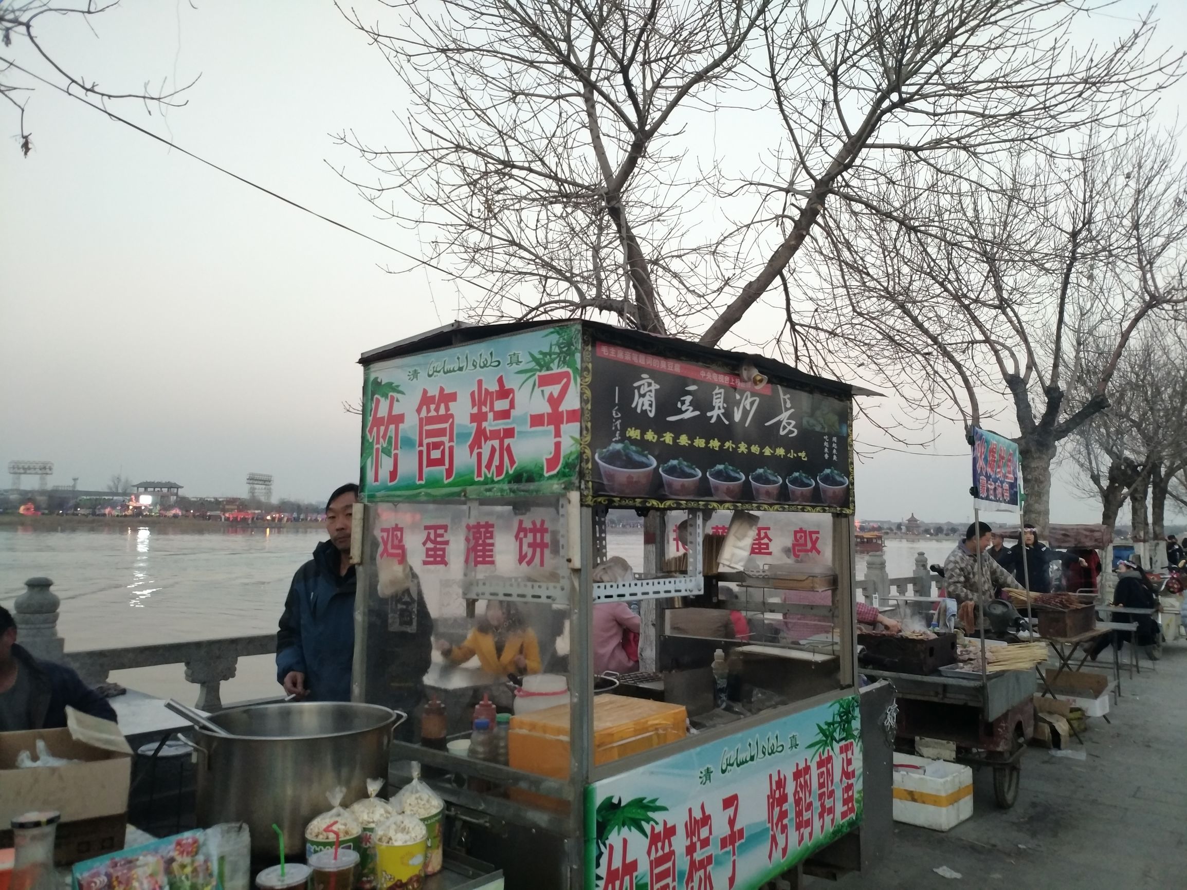 这些路边小吃：虾扯蛋、烈焰烧、大屌烧、关东煮、烤鸟蛋吃过吗？