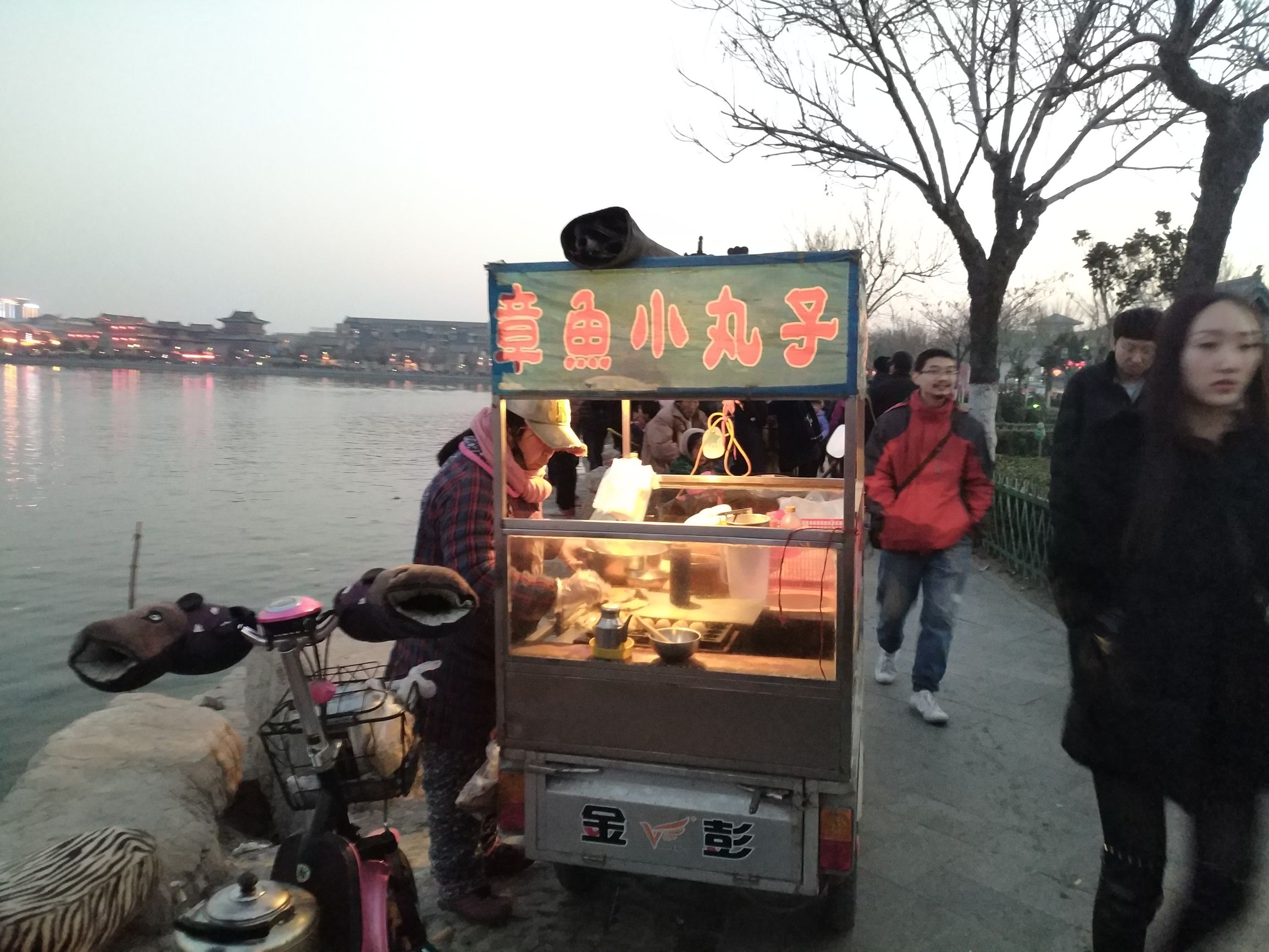 这些路边小吃：虾扯蛋、烈焰烧、大屌烧、关东煮、烤鸟蛋吃过吗？