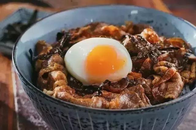 来一碗咖喱牛肉饭,一碗精致的牛丼饭