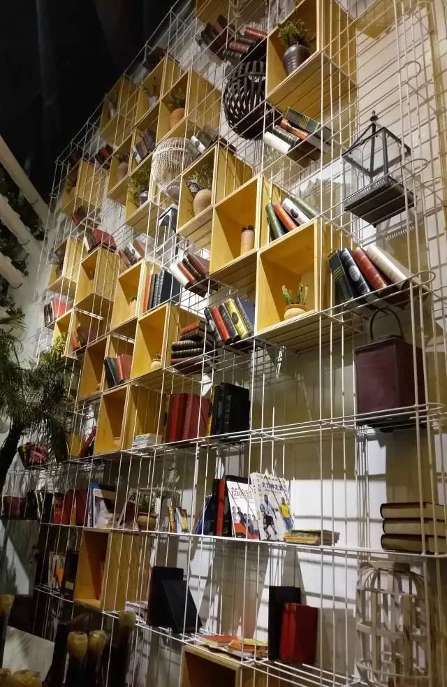 听着海浪声用餐,听着海浪吹着海风吃饭