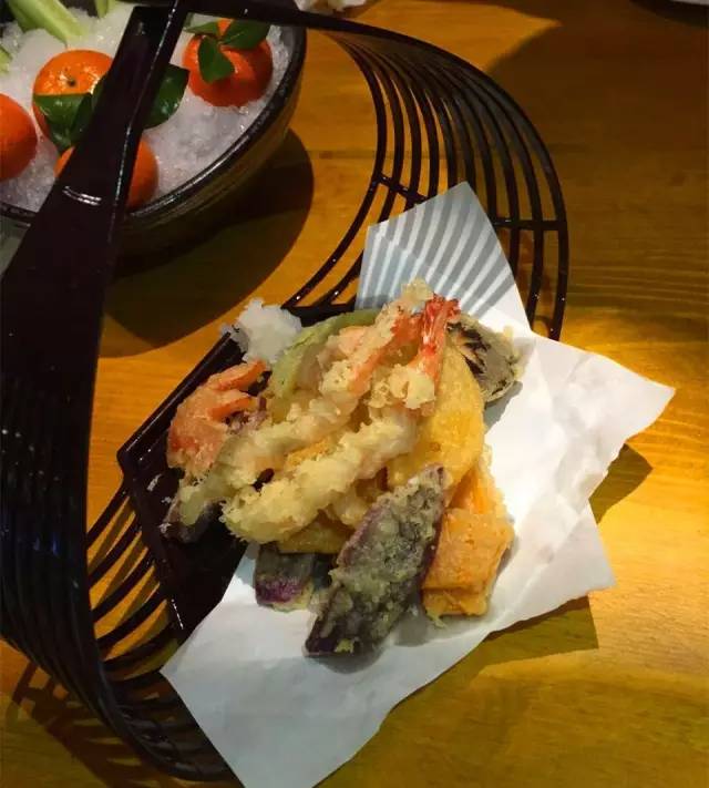 听着海浪声用餐,听着海浪吹着海风吃饭