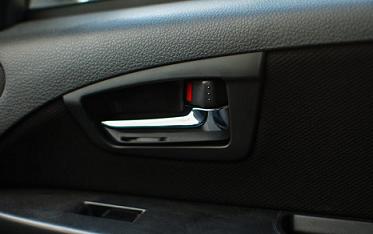 钥匙锁车里千万别砸玻璃,钥匙锁车里怎么不砸玻璃