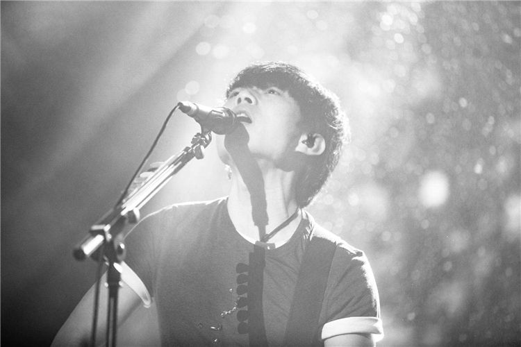 小酒馆不是到此一游的4A景区,回归音乐才是对《成都》最大尊重