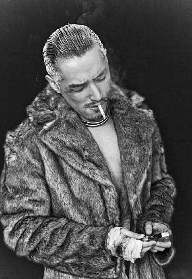 权志龙穿黑貂视频,权志龙穿黑貂演唱会