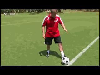 足球脚弓内侧传球优质课,足球入门基本功左右脚传球