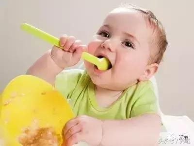 满月宝宝总是干呕怎么回事,宝宝最近吃东西总是干呕