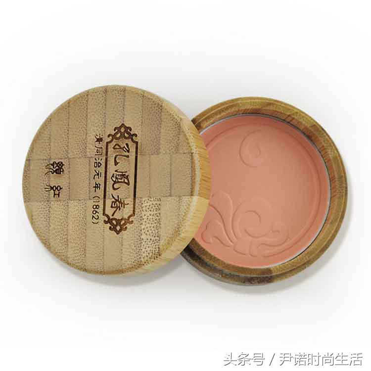 她妆前满脸暗疮,妆后美若天仙