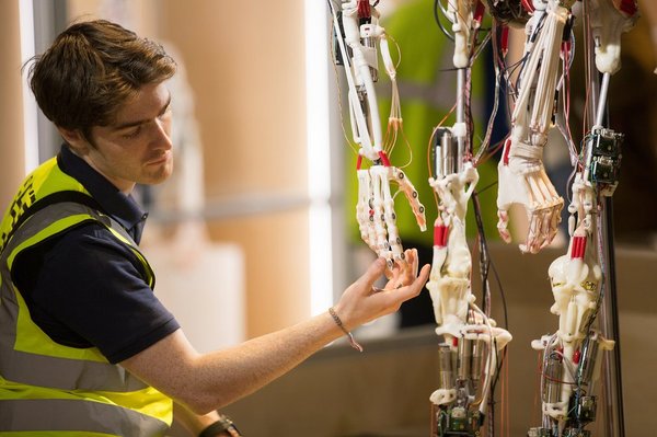 史上最逼真美丽的机器人,人体机器人进化史