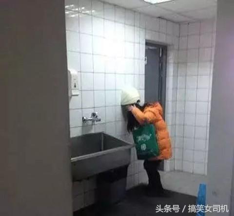 女生的嘴是撅着的,姑娘的嘴